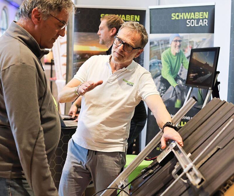 So werden Solarmodule auf dem Dach befestigt.