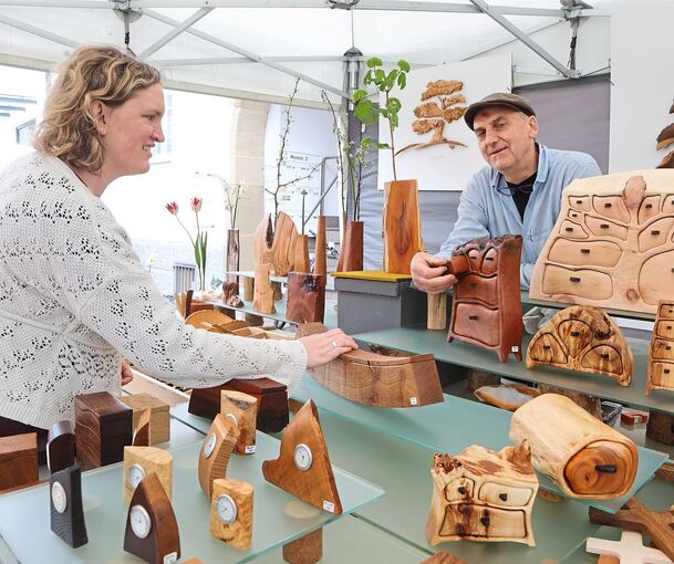 Kunstvolle Holzschnitze: Der Markt in Ditzingen hatte eine Vielfalt verschiedener Kunsthandwerksformen zu bieten.