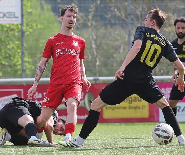 Der Löchgauer Doppeltorschütze Mario Andric (Mitte) tunnelt Weinstadts Oliver Ehni.