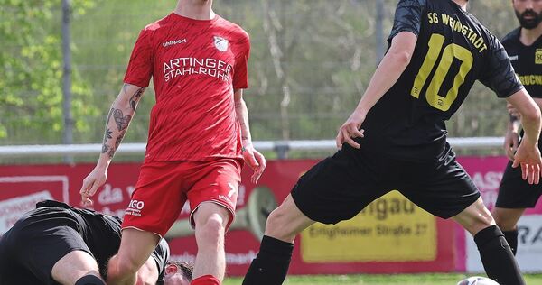 Der Löchgauer Doppeltorschütze Mario Andric (Mitte) tunnelt Weinstadts Oliver Ehni.