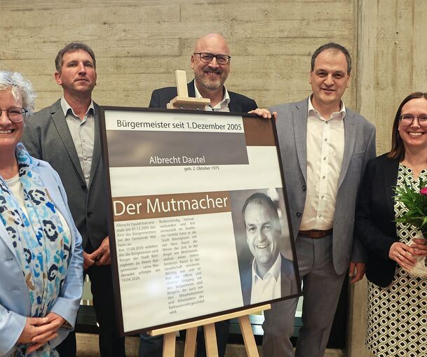 Ein Foto für die Bürgermeistergalerie schenkten die Mitarbeiter dem Frischgewählten: von links: Alexandra Kindler, Peter Knoll, German Thüry, Albrecht Dautel und Ehefrau Dina.