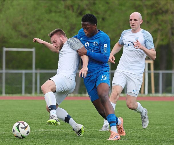 Germania-Spieler Richmond Ansu (Mitte) bedrängt den Aldinger Luca Politze (links). Jan Hegener eilt zum Ort des Geschehens.