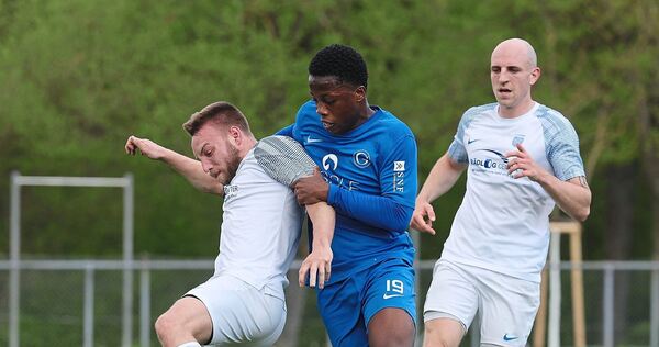 Germania-Spieler Richmond Ansu (Mitte) bedrängt den Aldinger Luca Politze (links). Jan Hegener eilt zum Ort des Geschehens.
