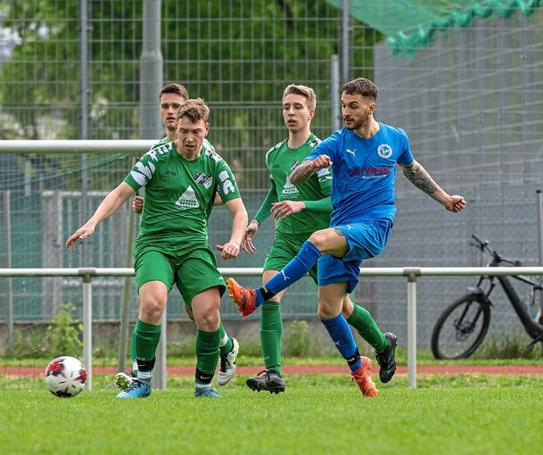 Mission geglückt: Die Sportfreunde Mundelsheim (in Blau) wollten dem Tabellenführer ein Bein stellen – und schafften das auch.