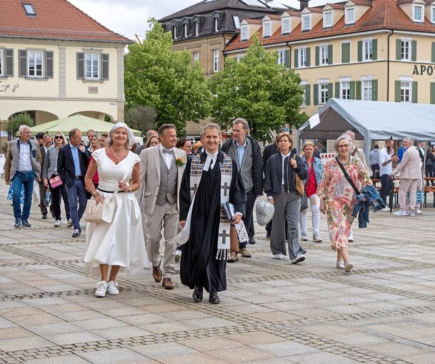 Der Marktplatz verwandelt sich in eine Hochzeitslocation unter freiem Himmel.