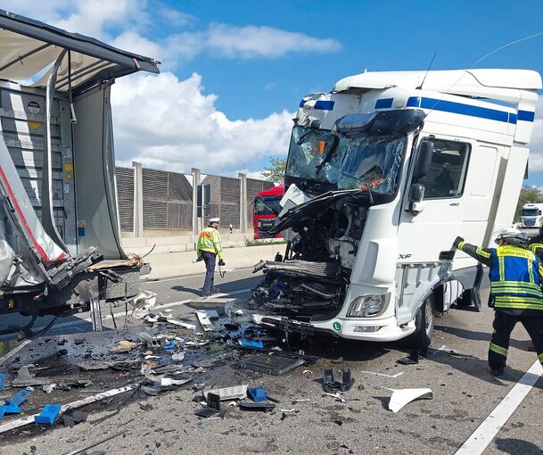 Beide Lkw wurden bei dem Unfall stark beschädigt.