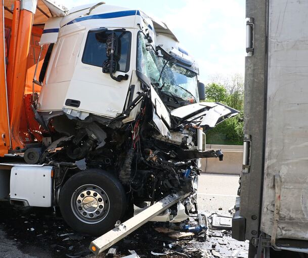 Großes Trümmerfeld auf der Autobahn.