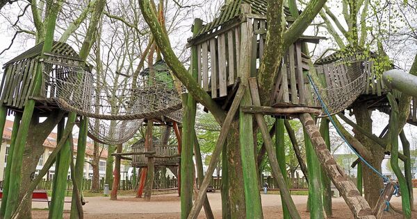 Wer sich traut, auf dem Klettergerüst in Oßweil bis ganz nach oben zu steigen, blickt auf einen Ort voller Abenteuer.