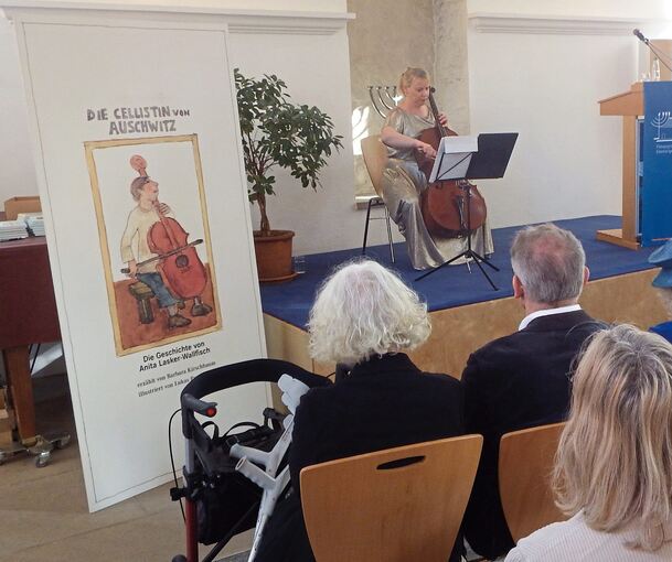 Cellistin und Sängerin Martina Trost bei der Vernissage.