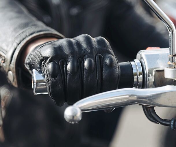 Ein 23-Jähriger rast mit seinem Motorrad der Polizei davon.