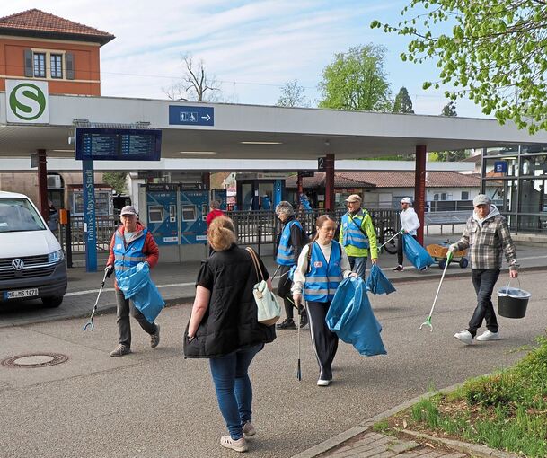 Frühjahrsputz am Marbacher Bahnhof. Freiwillige Helferinnen und Helfer suchen nach Müll, um für Ordnung zu sorgen.