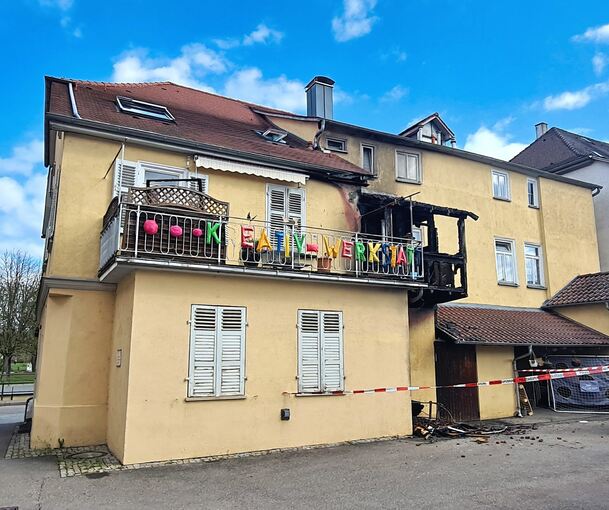 Das Feuer am Gebäude in der Stuttgarter Straße, an dem der Holzbalkon gebrannt hat, wiegt besonders schwer.