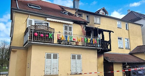 Das Feuer am Gebäude in der Stuttgarter Straße, an dem der Holzbalkon gebrannt hat, wiegt besonders schwer.