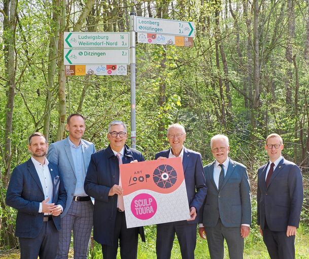 Zwei Kreise, ein Skulpturenradweg-Verbund: Schwieberdingens Bürgermeister Stefan Benker, Hemmingens Rathauschef Thomas Schäfer, die Landräte Dietmar Allgaier und Roland Bernhard und die Oberbürgermeister Michael Makurath (Ditzingen) und Tobias Degode