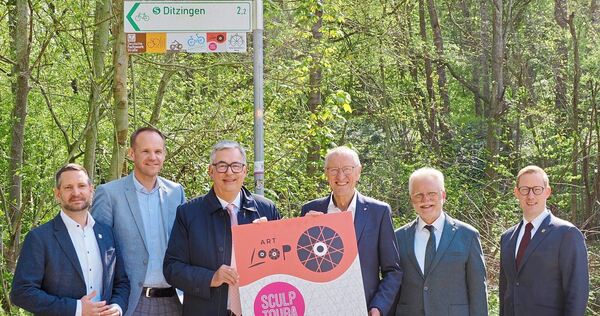 Zwei Kreise, ein Skulpturenradweg-Verbund: Schwieberdingens Bürgermeister Stefan Benker, Hemmingens Rathauschef Thomas Schäfer, die Landräte Dietmar Allgaier und Roland Bernhard und die Oberbürgermeister Michael Makurath (Ditzingen) und Tobias Degode
