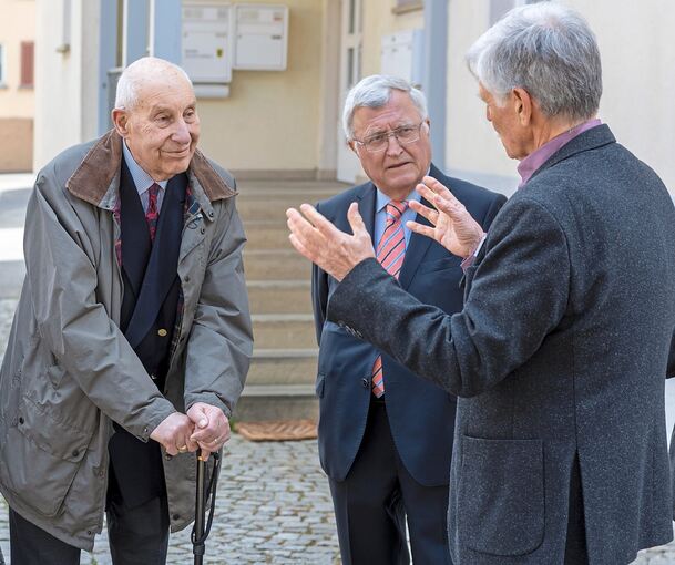 Berthold Graf Schenk von Stauffenberg (links) lässt sich von Stadtführer Ewald Anger über die Geschehnisse in Besigheim berichten. Arrangiert hatte den Besuch Wolfgang Steng (Mitte).