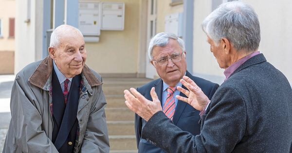 Berthold Graf Schenk von Stauffenberg (links) lässt sich von Stadtführer Ewald Anger über die Geschehnisse in Besigheim berichten. Arrangiert hatte den Besuch Wolfgang Steng (Mitte).