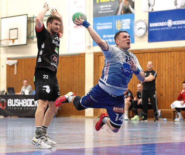 Kornwestheims vierfacher Torschütze Max Keil (rechts) fliegt zum Wurf in den Kreis. Seinem Gegenspieler Steffen Banik vom TV Erlangen-Bruck bleibt nur die Zuschauerrolle.