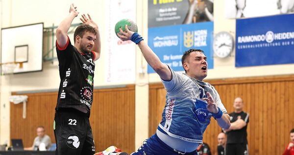 Kornwestheims vierfacher Torschütze Max Keil (rechts) fliegt zum Wurf in den Kreis. Seinem Gegenspieler Steffen Banik vom TV Erlangen-Bruck bleibt nur die Zuschauerrolle.