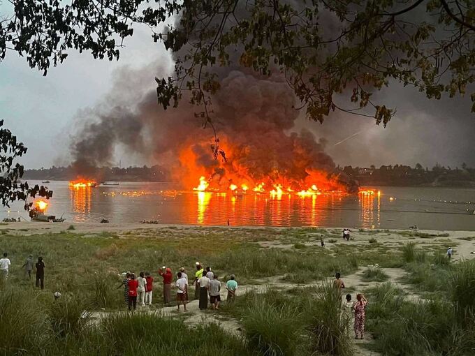 Großfeuer in Hafen in Myanmar