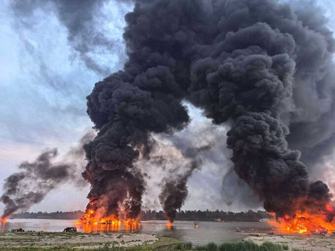 Großfeuer in Hafen in Myanmar