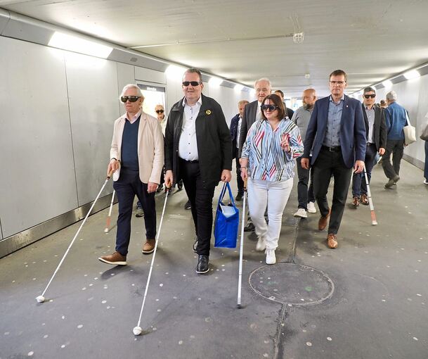 Blinde und sehbehinderte Menschen haben den Bietigheimer Bahnhof begangen.
