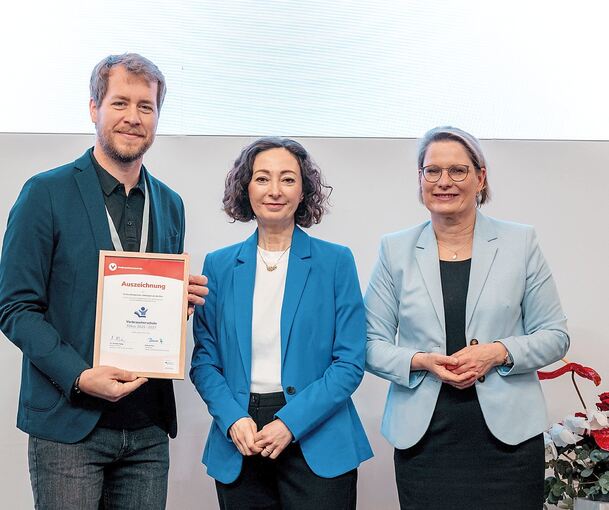 Ausgezeichnet: Schulleiter Jürgen Joos in Berlin mit Ramona Pop, Vorständin des Verbraucherzentrale-Bundesverbands, und Bundesverbraucherschutzministerin Stefanie Hubig.