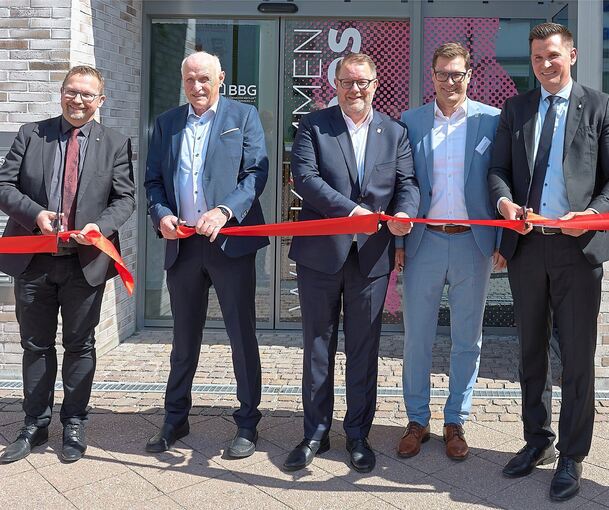 Das Café Joos ist offiziell eröffnet, das rote Band haben durchschnitten: BBG-Aufsichtsratsvorsitzender Rolf Bittlingmaier, BBG-Vorstand René Rhein, Kornwestheims OB Nico Lauxmann, Bürgermeister Daniel Güthler und Vorstand Eduard Schilling (von links