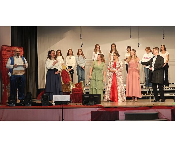 Kostümprobe in der Festhalle: Die Vulkania führt am kommenden Wochenende das Musical „Es war einmal dreimal – Chaos im Königreich“ auf.