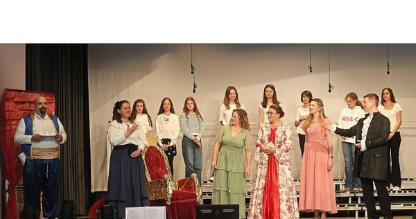 Kostümprobe in der Festhalle: Die Vulkania führt am kommenden Wochenende das Musical „Es war einmal dreimal – Chaos im Königreich“ auf.