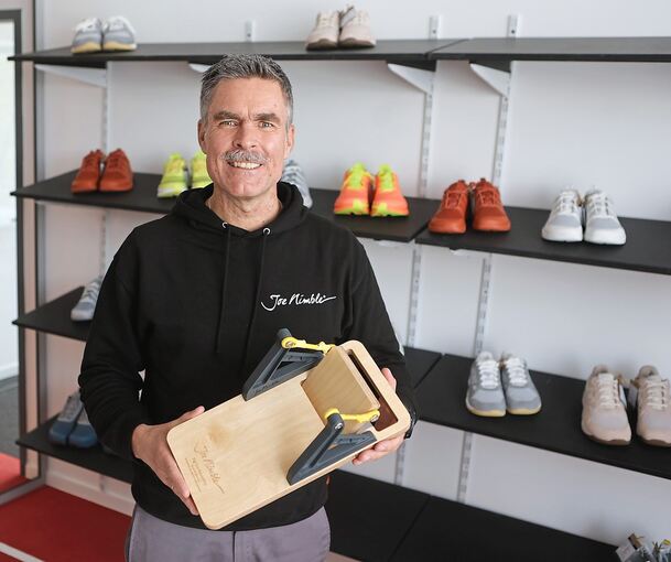 Läuft bei ihm – dank Zehenfreiheit: Füße sollen nach Ansicht von Sebastian Bär wieder so funktionieren, wie sie gedacht sind - durch spezielle Schuhe und Trainingsgeräte.