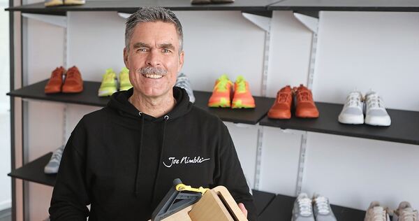 Läuft bei ihm – dank Zehenfreiheit: Füße sollen nach Ansicht von Sebastian Bär wieder so funktionieren, wie sie gedacht sind - durch spezielle Schuhe und Trainingsgeräte.