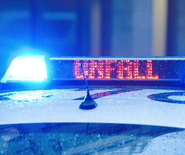 Die Polizei sucht Zeugen, die den Unfall und den unbekannten Fahrer beobachten konnten.