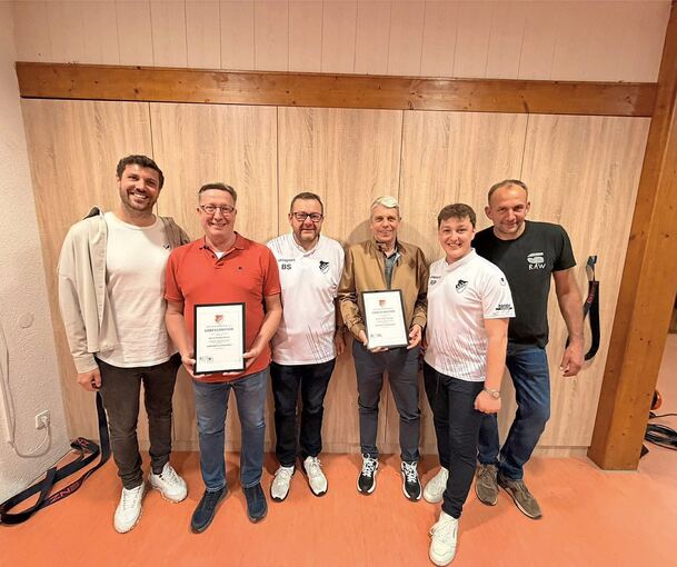 Die beiden Ehrenmitglieder Thomas Braun und Armin Schwinn mit den Vorständen.