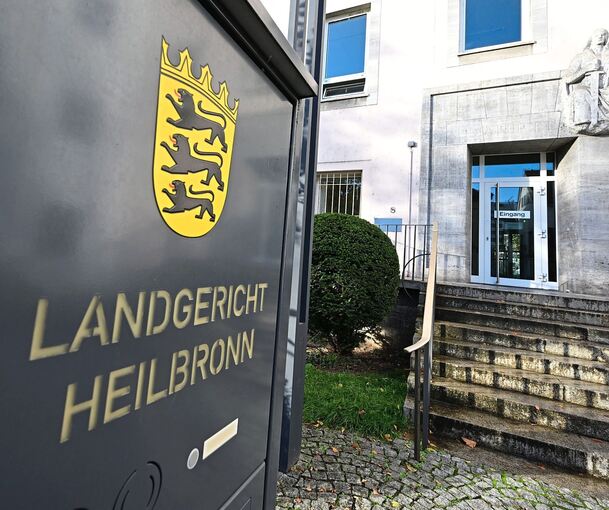 Vor dem Landgericht Heilbronn muss sich ein 25-Jähriger wegen versuchten Mordes verantworten. Zweimal soll bei einem Streit ein Messer im Spiel gewesen sein.