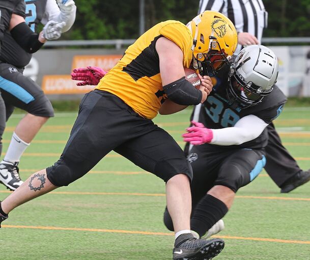 Vor über 500 Zuschauern gewinnen die Bulldogs um Rafael Paltoglou (links) das erste Saisonspiel.