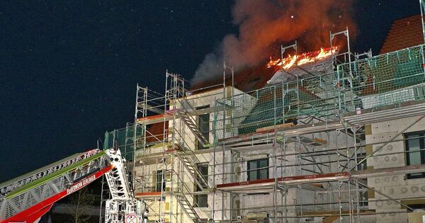 The roof of a building under construction is on fire again in Gerlingen.