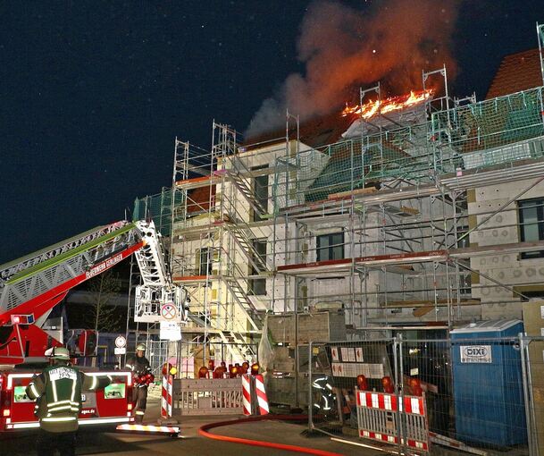 Als die Feuerwehr eintrifft, steht der Dachstuhl in Flammen.