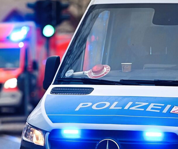 Polizei und Rettungsdienst im Einsatz.