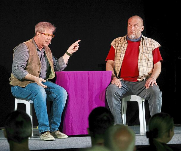 Szene aus dem Stück „Sicher – Komm, Leben, wir spielen Verstecken“.