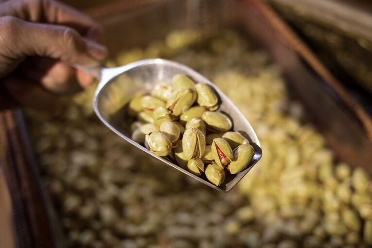 Pistazien werden in einem Geschäft angeboten