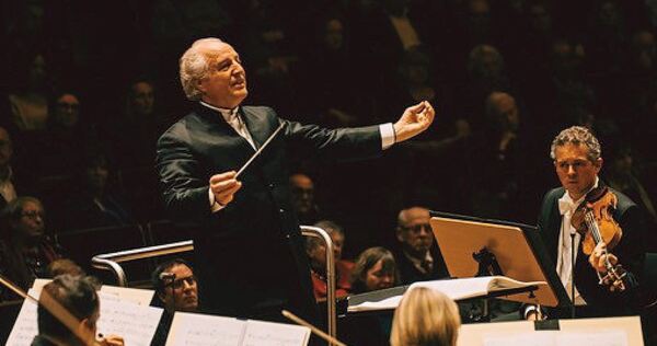 Manfred Honeck dirigiert das Staatsorchester Stuttgart in der Liederhalle – ein Abend zwischen amerikanischer Moderne und europäischer Sinfonik.