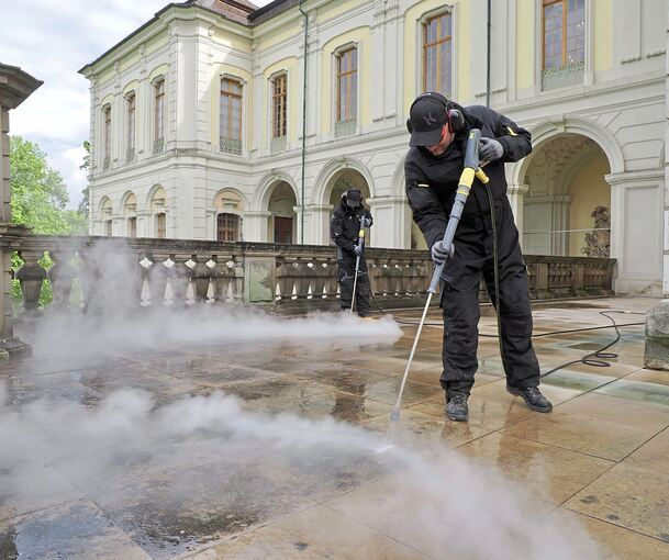 Mit Hochdruck werden die Terrassenplatten wieder sauber.