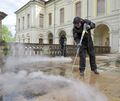 Mit Hochdruck werden die Terrassenplatten wieder sauber.