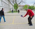 Pickleballmatch auf dem Arsenalplatz: Das Netz und die Schläger kann sich jeder am Gastro-Pavillon beim Café Kleiner Prinz abholen.