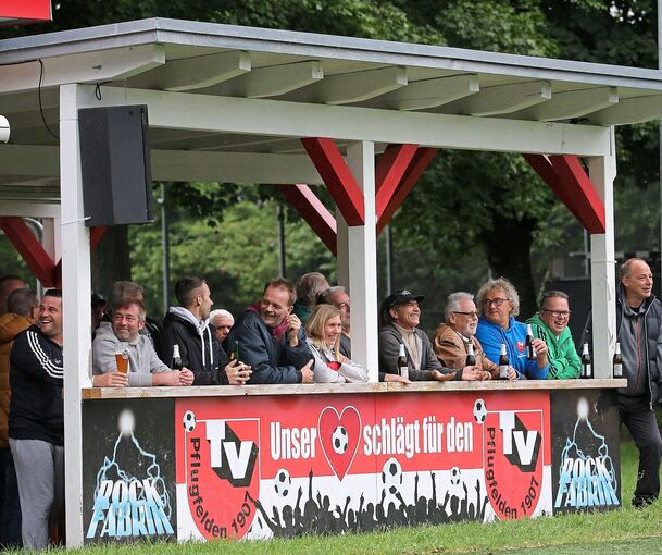 Fußball-Romantik im Amateurfußball: Zuschauer verfolgen ein Spiel des TV Pflugfelden.
