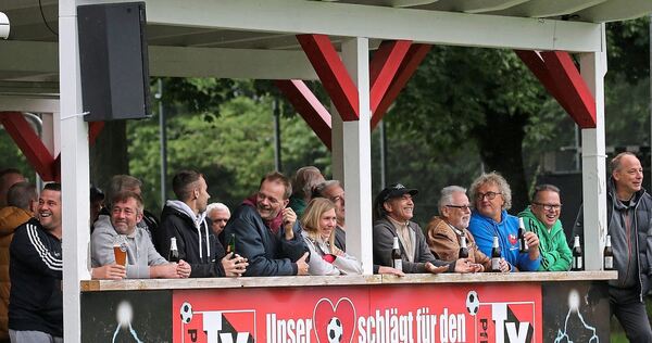Fußball-Romantik im Amateurfußball: Zuschauer verfolgen ein Spiel des TV Pflugfelden.
