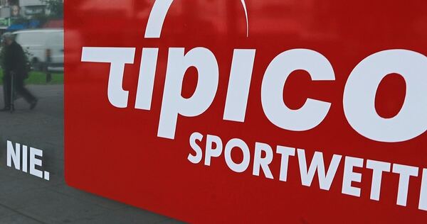 Tipico ist ein Sportwettenanbieter unter vielen. Das Unternehmen wirbt und warb auf verschiedenen Kanälen - etwa mit einem Neukundenbonus, ohne dabei zu erwähnen, dass der Bonus mehrere Male umgesetzt werden musste. Und das mit Wetten, die eine nicht