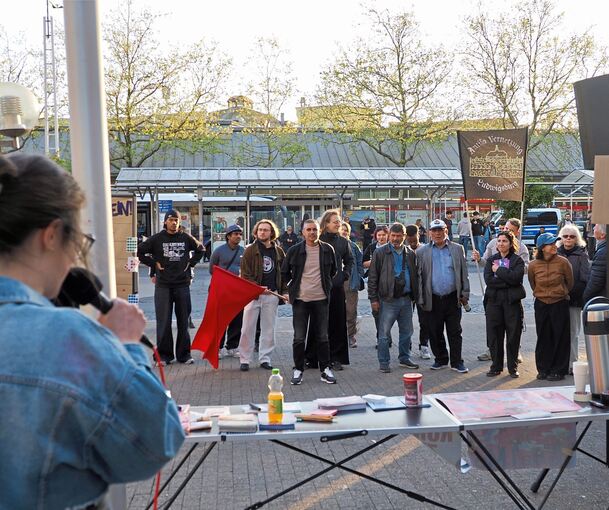 Überschaubar und friedlich: Die Kundgebung vor der Musikhalle am Dienstagabend.