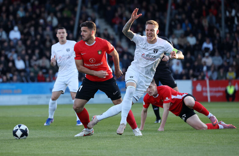 Großaspachs Michael Kleinschrodt (links) im Zweikampf mit Freibergs Kapitän Marco Kehl-Gomez.